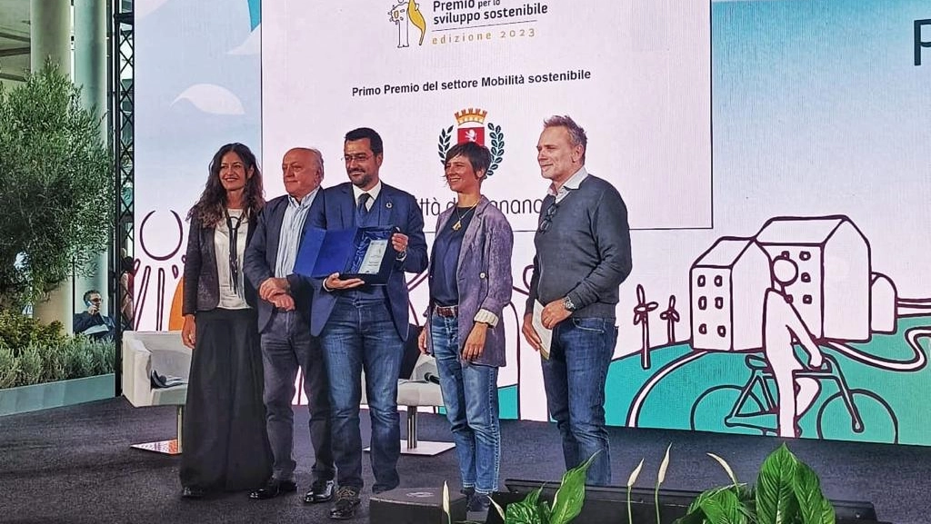 Il sindaco di Legnano, Lorenzo Radice, riceve il premio di Ecomondo