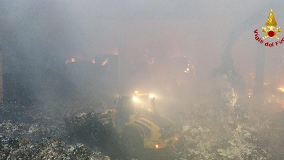 Incendio in deposito rifiuti a Novate