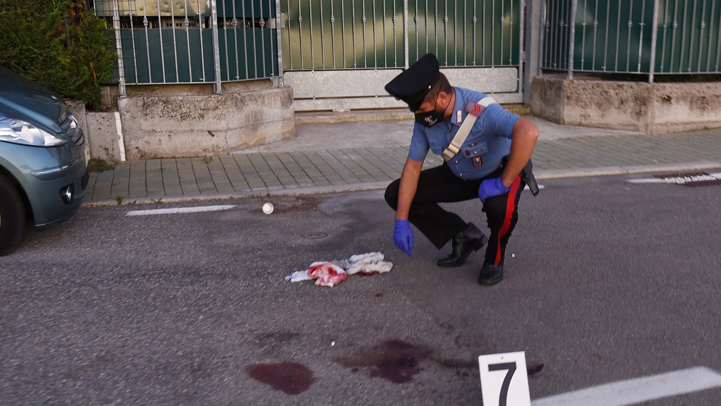 I carabinieri sul luogo dell'omicidio (foto Cusa)