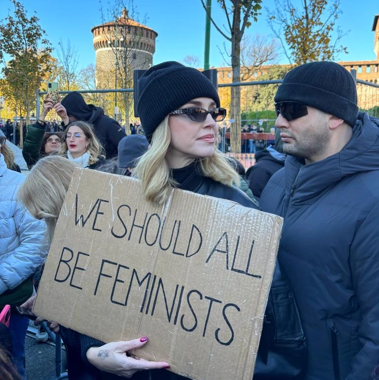 Chiara Ferragni immortalata tra i manifestanti in largo Cairoli