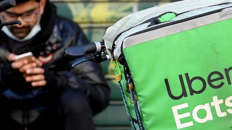 Un rider di Uber Eats (Archivio) Un rider di Uber Eats (Archivio)