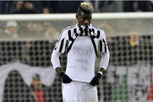 Paul Pogba con la maglia dedicata a Bryan