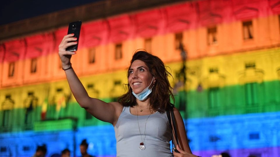 Facciata arcobaleno a Palazzo Marino per il Pride 2020