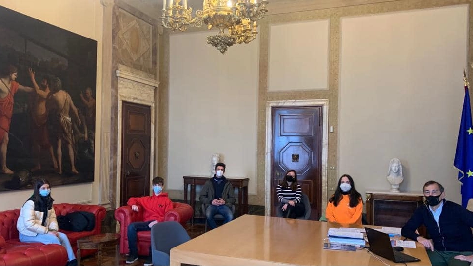 Il sindaco Sala e la delegazione degli studenti a Palazzo Marino (Foto Facebook sindaco)