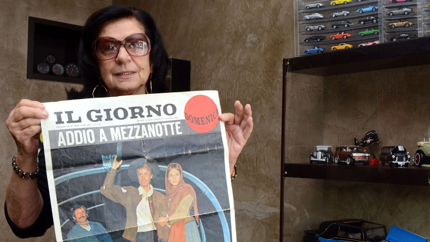 Rosanna Ghislanzoni,  figlia di Stefano storico barcaiolonello sceneggiato, con la pagina  del Giorno del 1976 (Cardini)