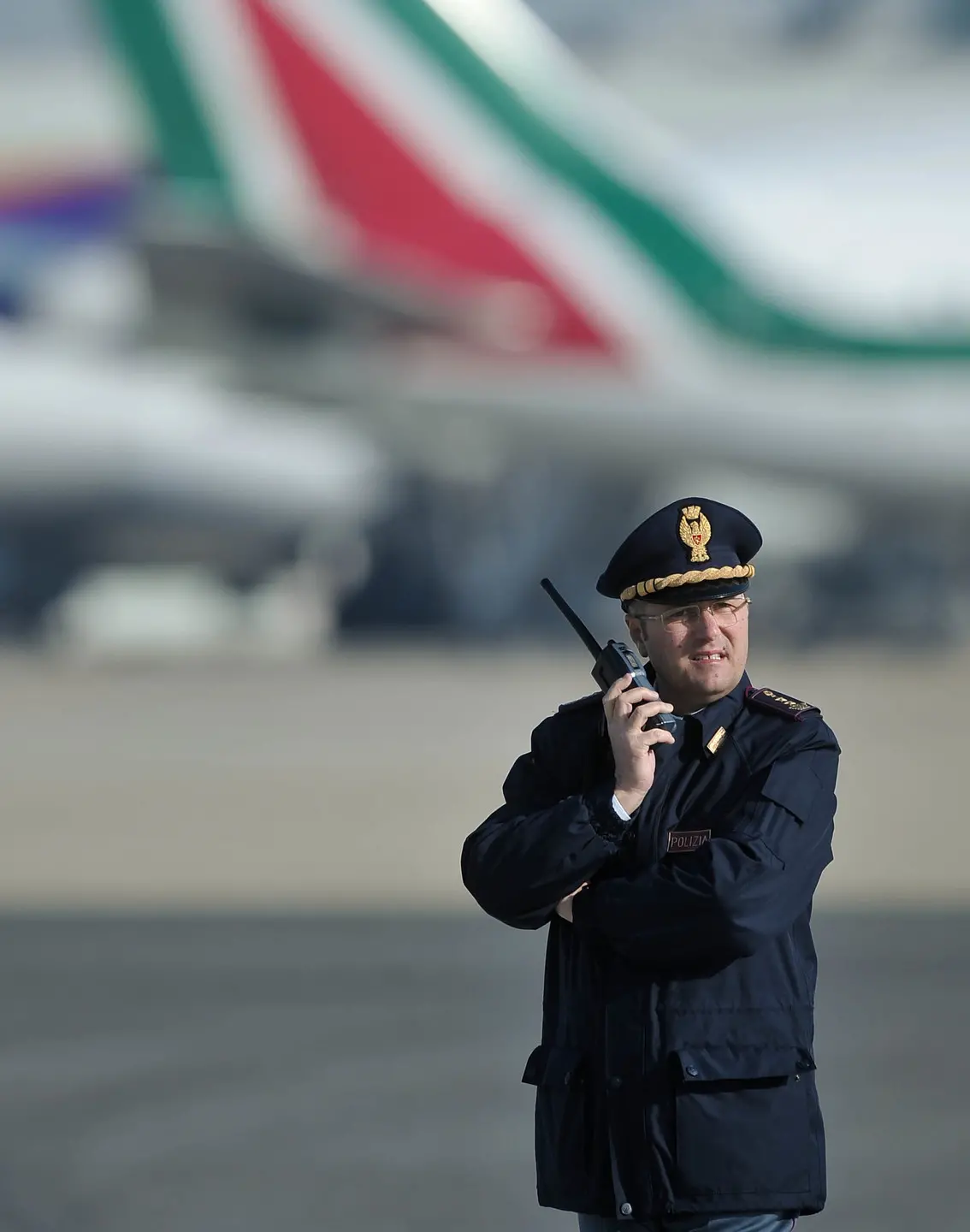Non vuole sull’aereo uno slovacco espulso, pilota nei guai