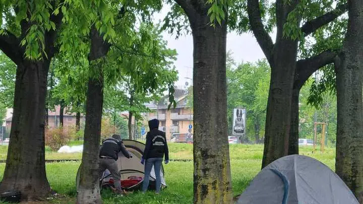 Piazza Carbonari, la tenda in cui è avvenuta la violenza Piazza Carbonari, la tenda in cui è avvenuta la violenza