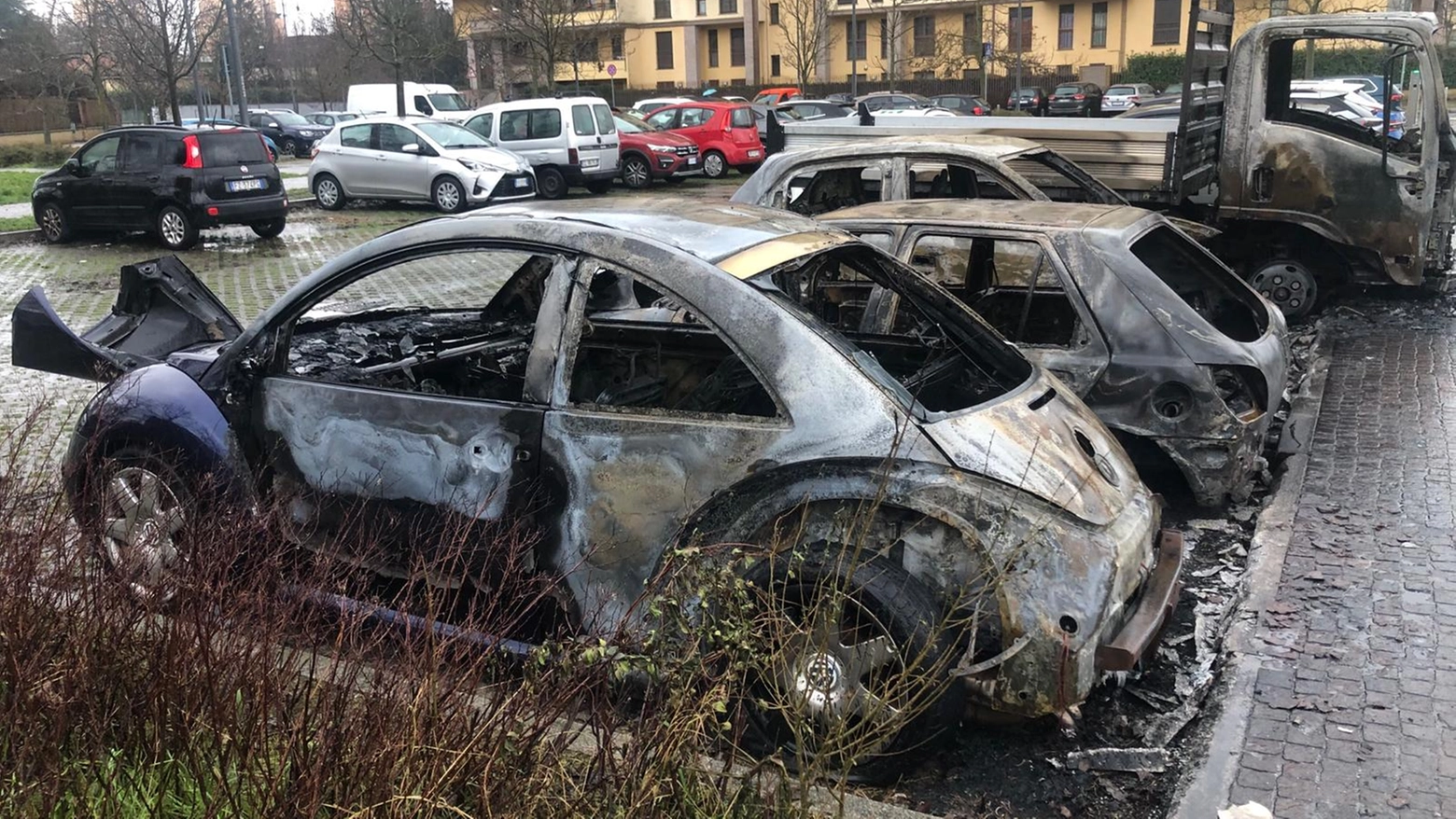 Le auto bruciate nel parcheggio di via Marchesi