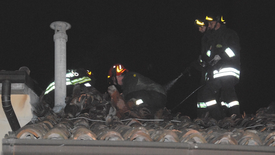 I vigili del fuoco al lavoro sul tetto del caseggiato di Trescore