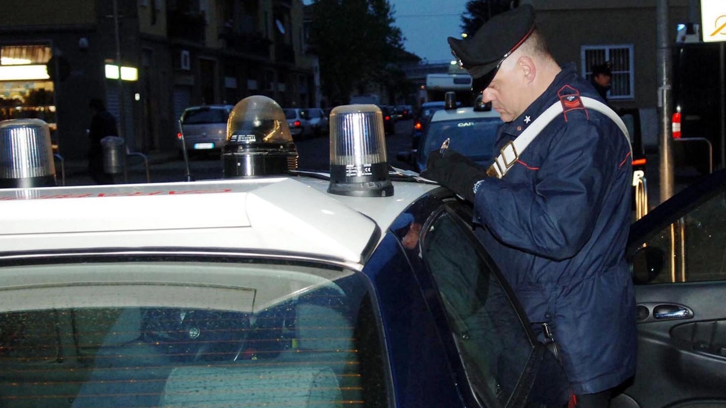 I carabinieri hanno intercettato lo spacciatore insieme a un potenziale cliente