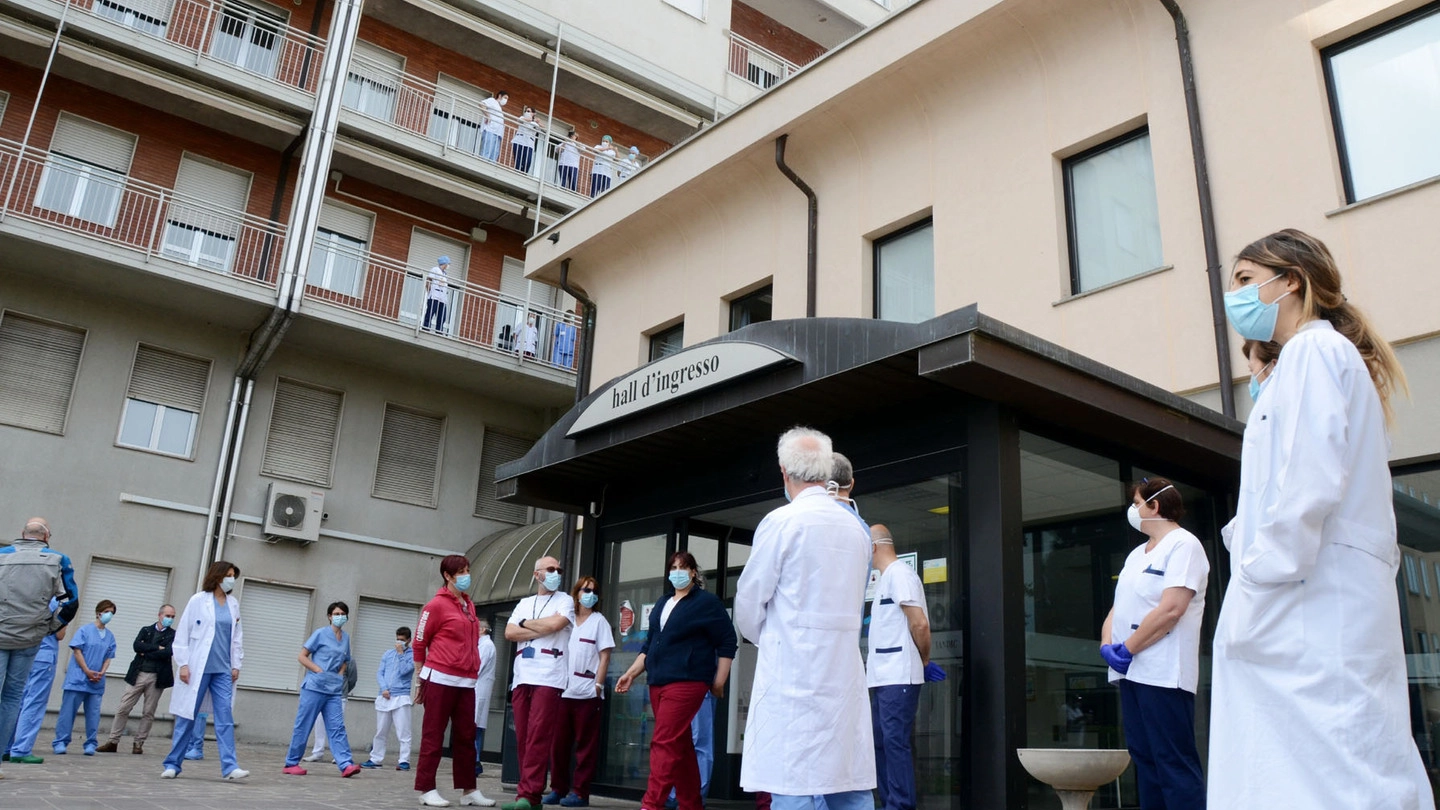 La situazione all’esterno dell’ospedale di Merate durante la pandemia