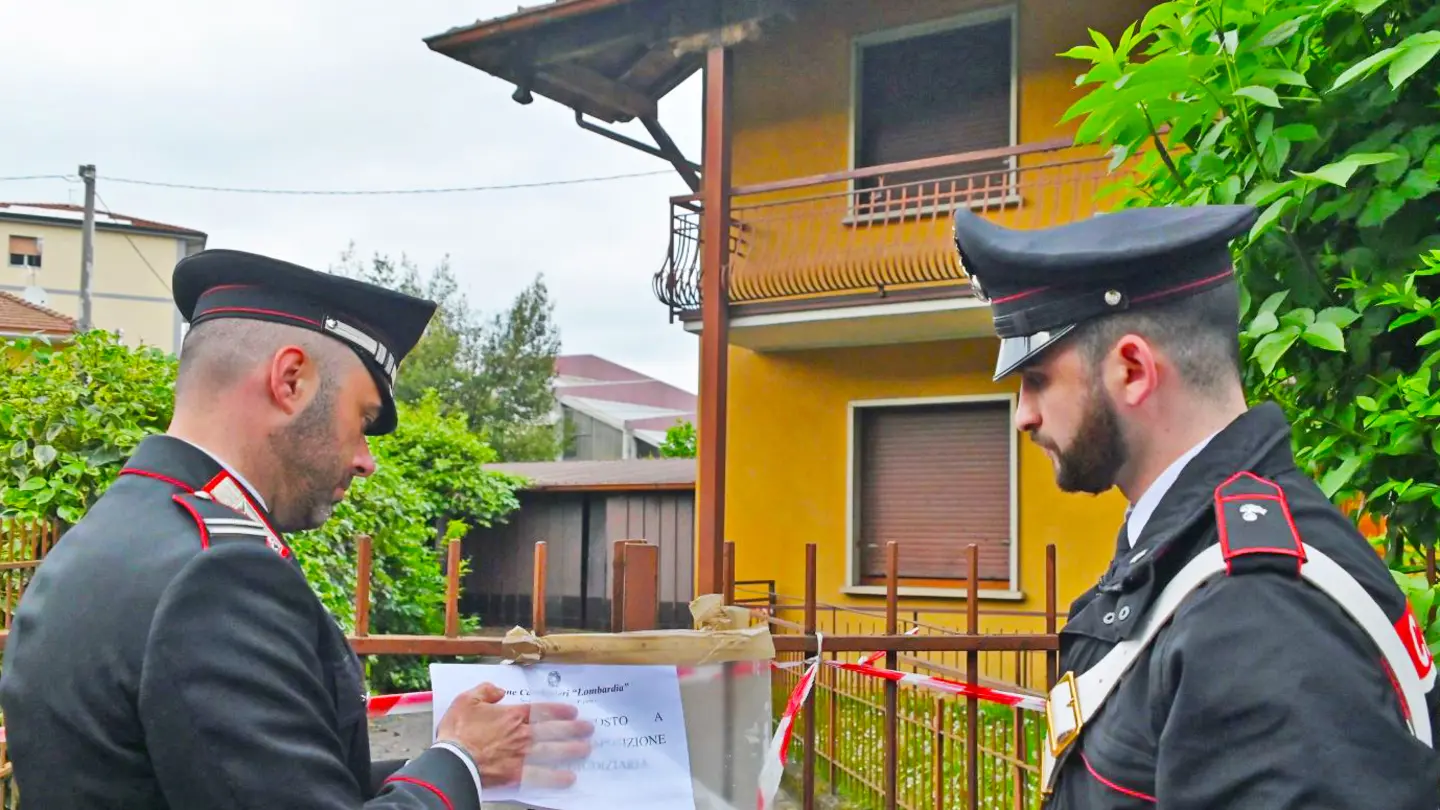 I carabinieri davanti all'abitazione di Stefania Rota