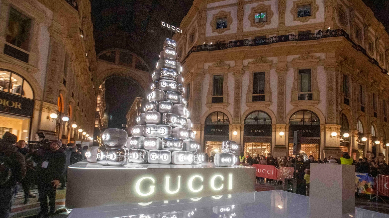 L'albero di Natale firmato Gucci in Galleria Vittorio Emanuele (Foto Fasani)