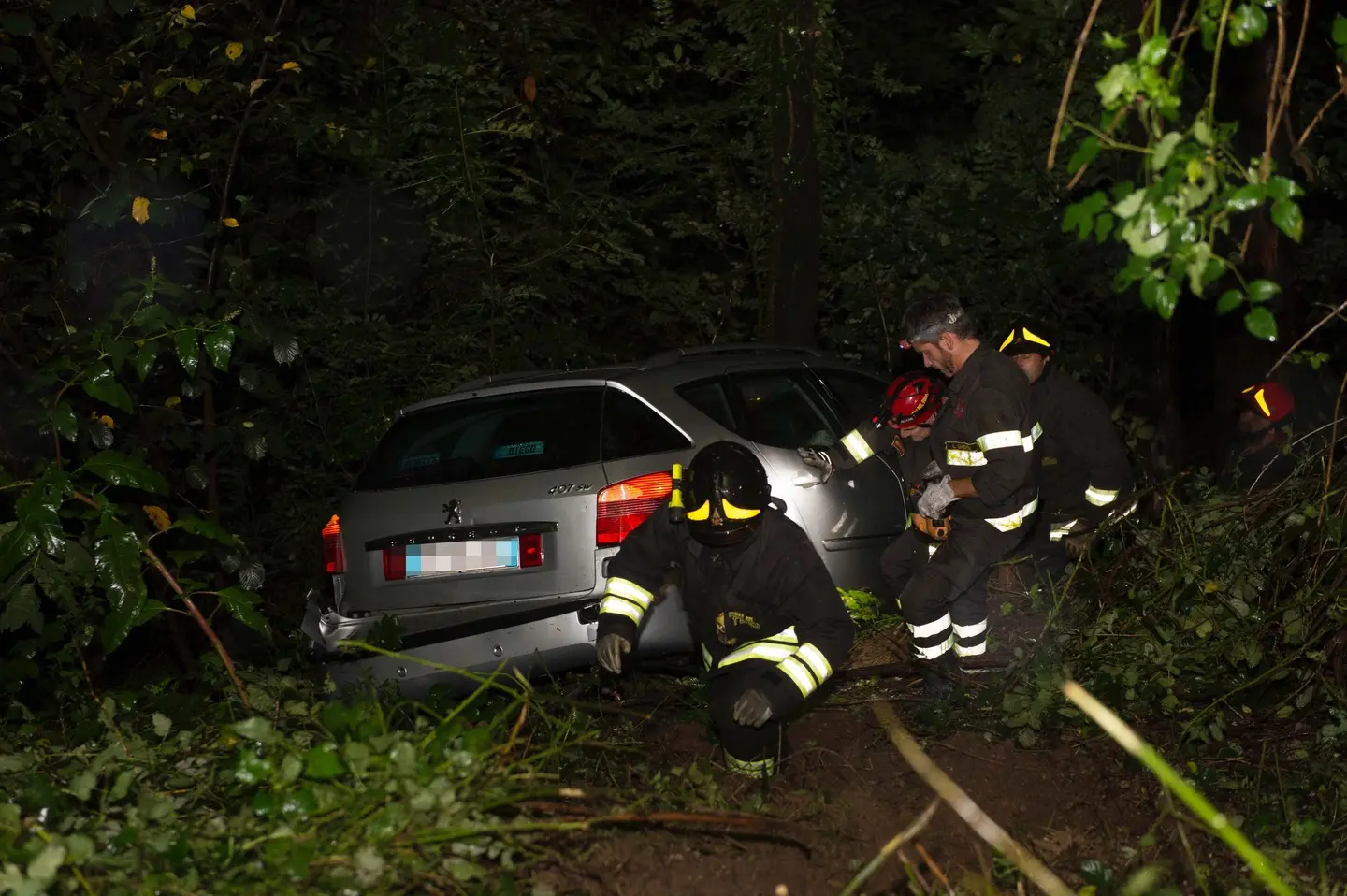 Rapita e gettata con l’auto in un burrone: indagini al palo per il giallo di Taceno
