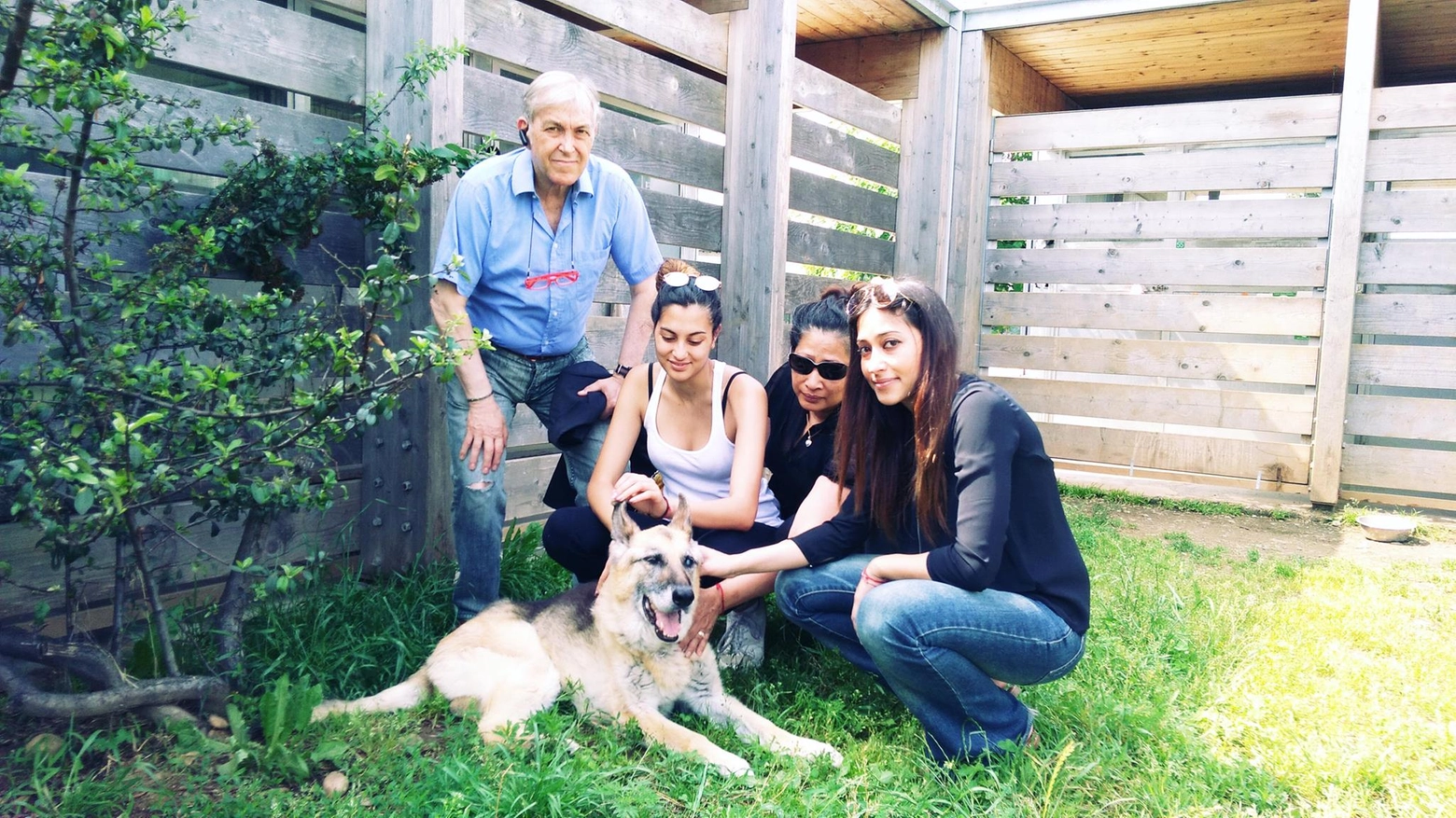 L'ultima immagine felice della famiglia Bramini con il cane Paris