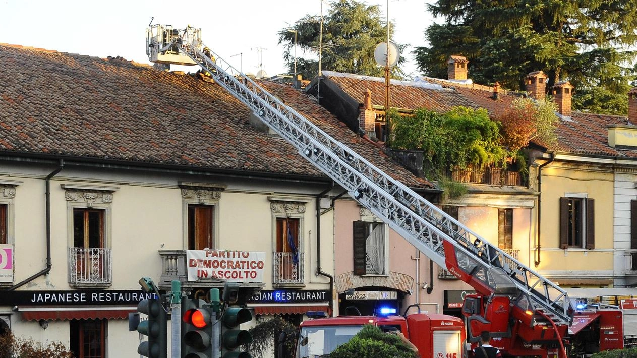 

Fiamme e fumo al ristorante di Corsico: dipendenti in fuga