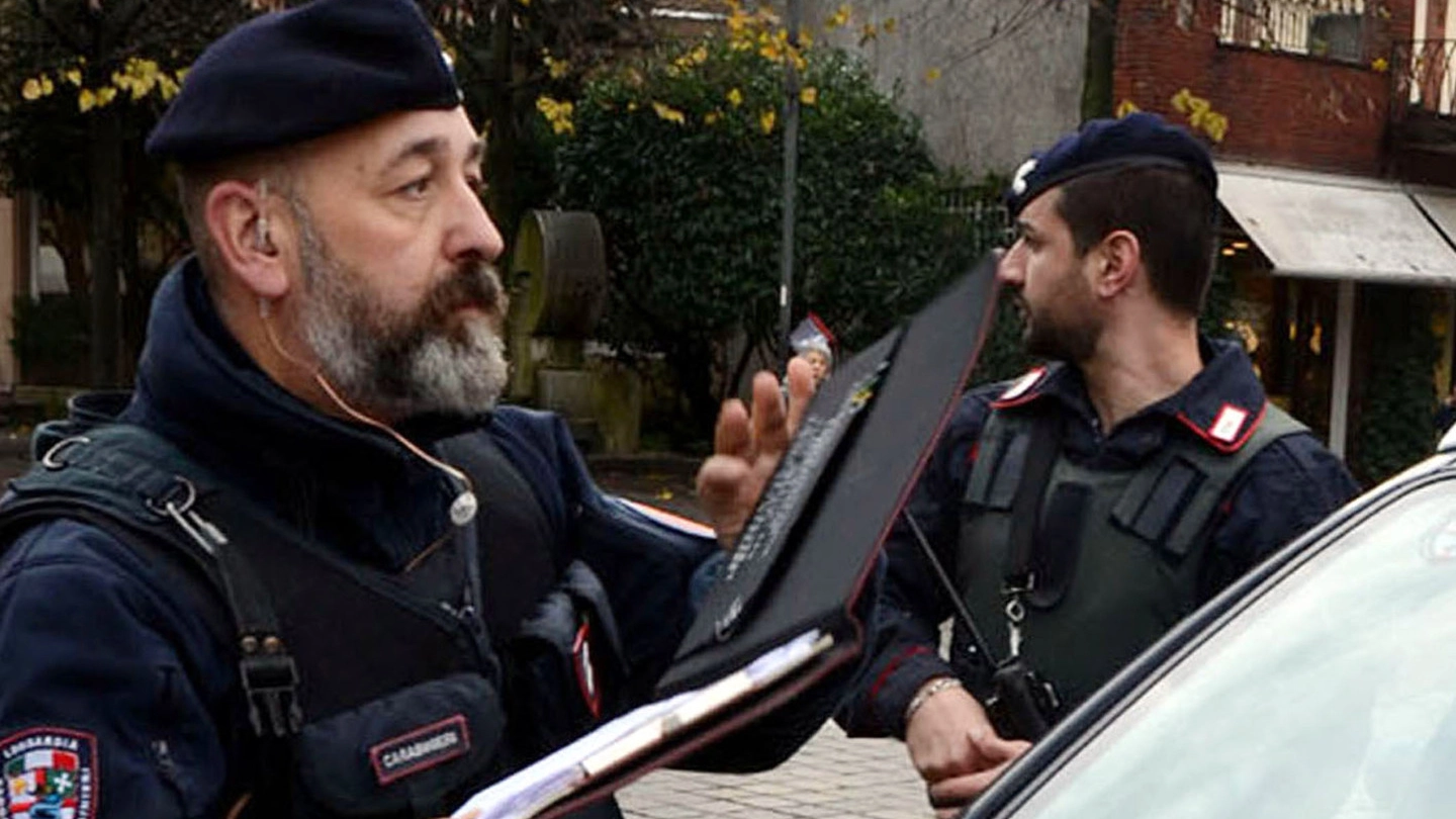 Il figlio dell’anziana ha denunciato la violenta aggressione ai carabinieri