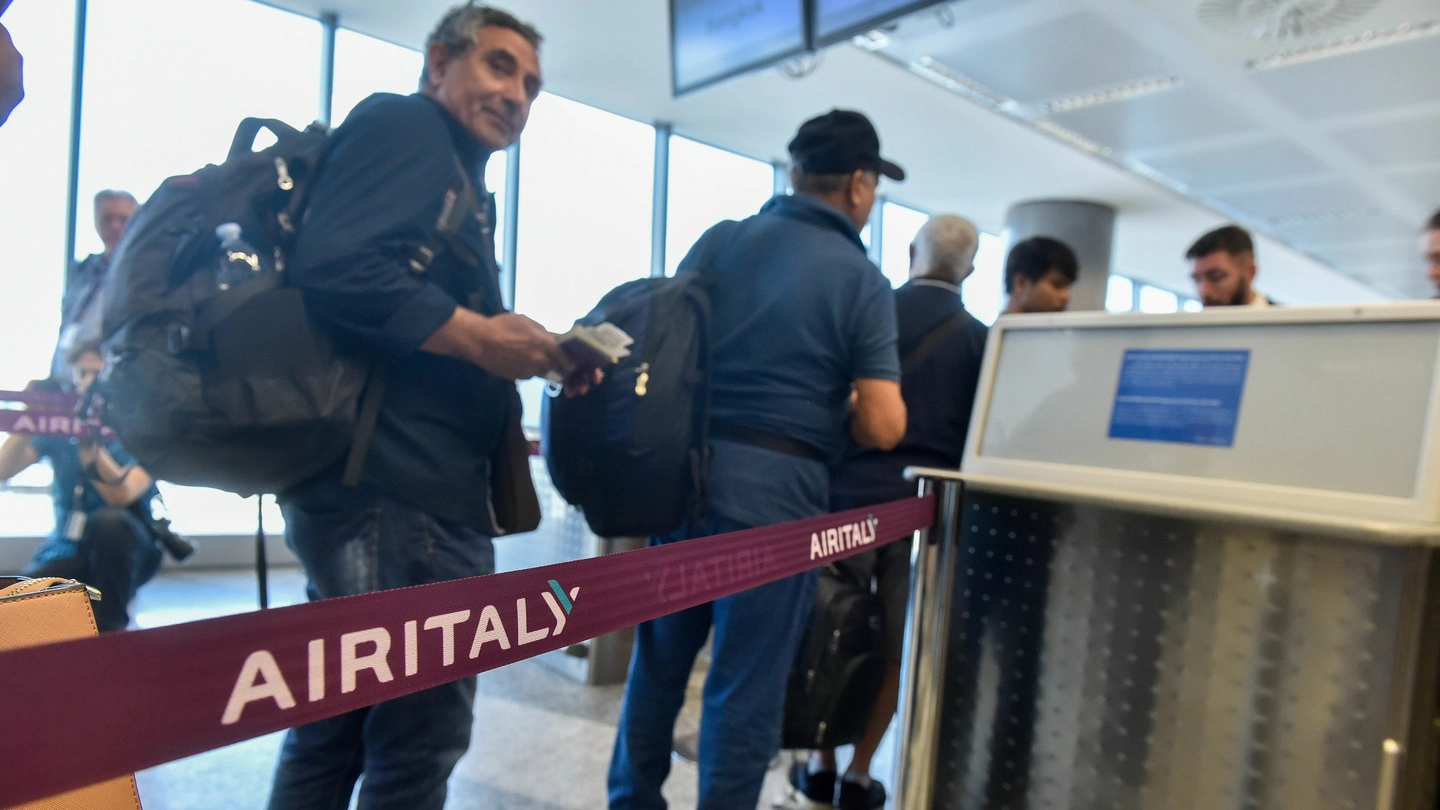 Passeggeri ai banchi check-in di un volo Air Italy da Malpensa (Foto d’archivio)