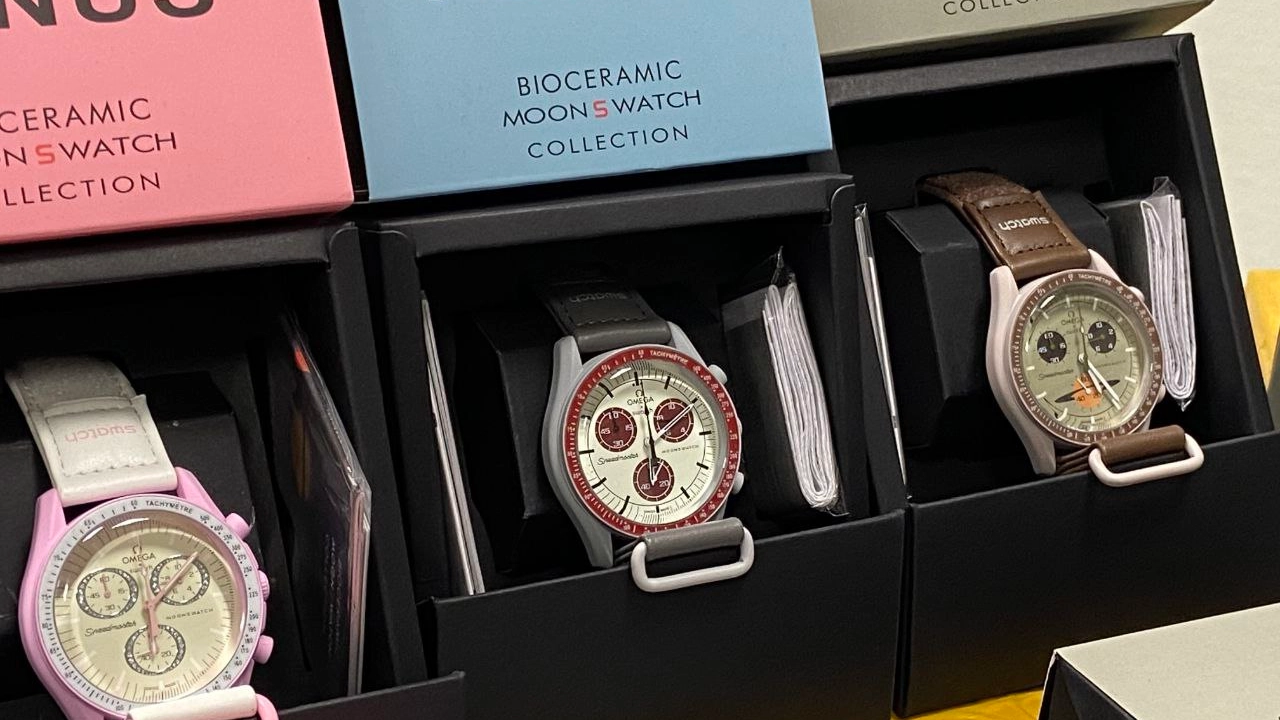 Alcuni degli orologi Swatch sequestrati a Milano