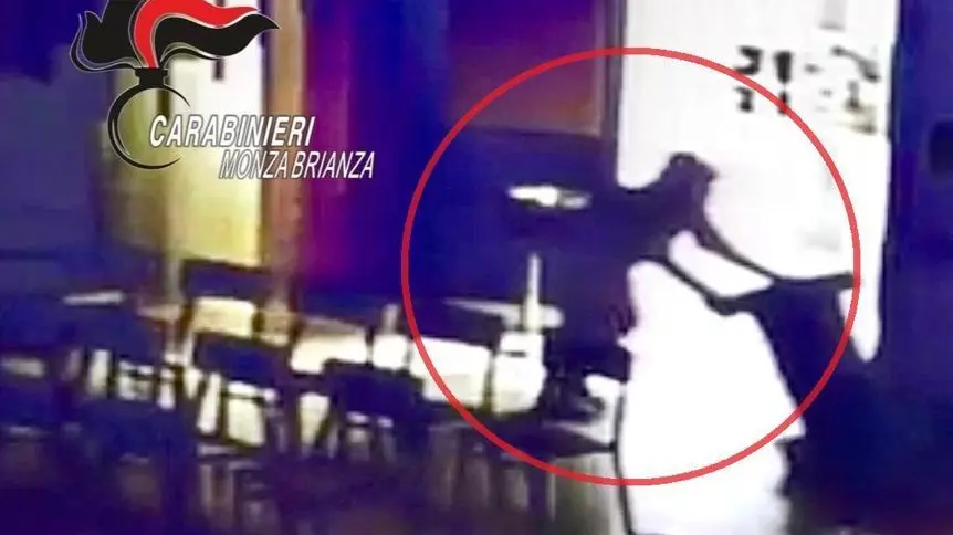 La carità era una scusa Ruba la cassa delle offerte La carità era una scusa Ruba la cassa delle offerte