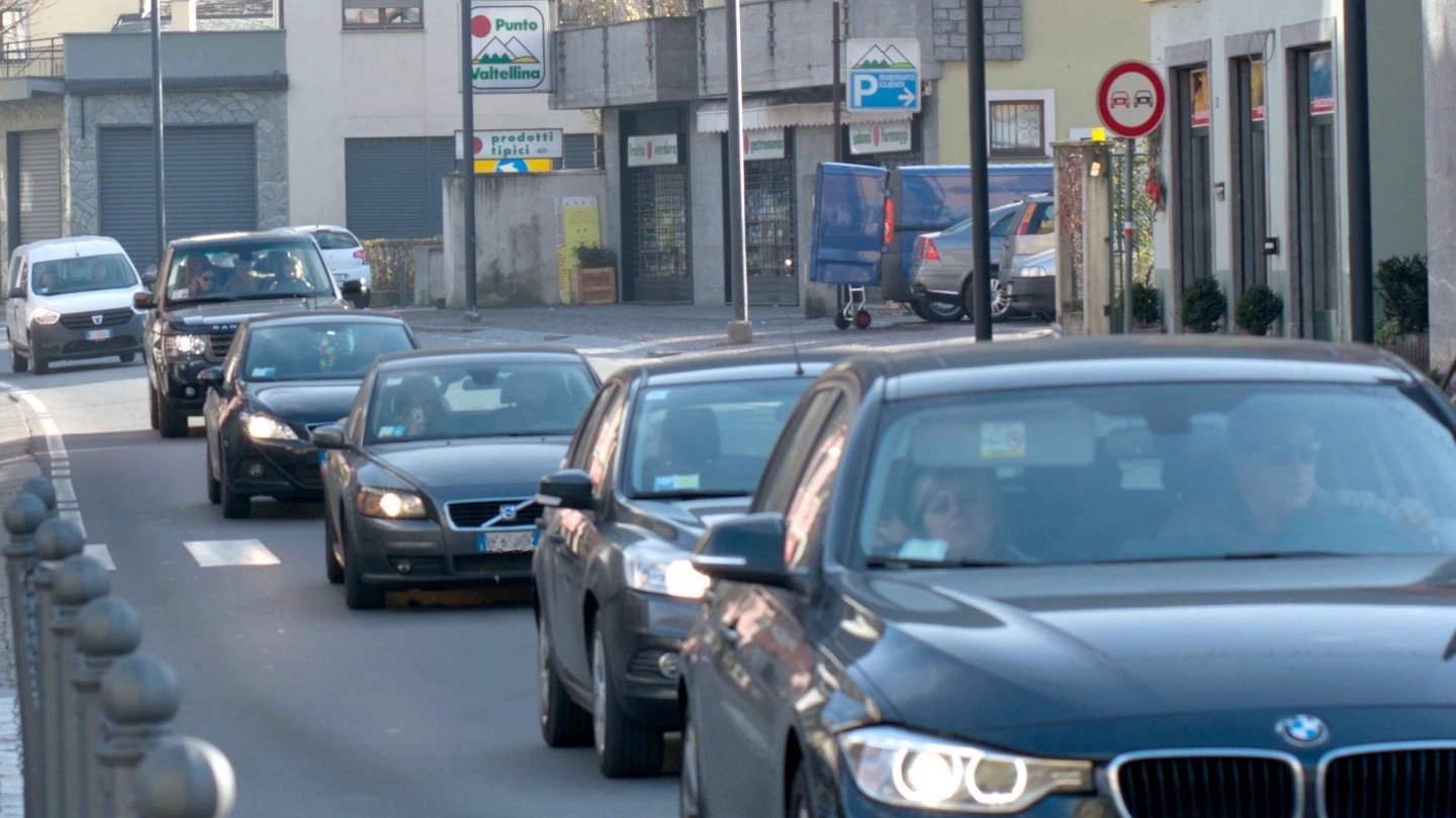 Auto in coda a Tirano nella giornata di martedì