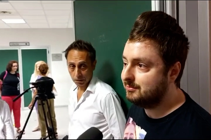 Nicolò Maja in aula a Busto, per la prima volta senza sedia a rotelle