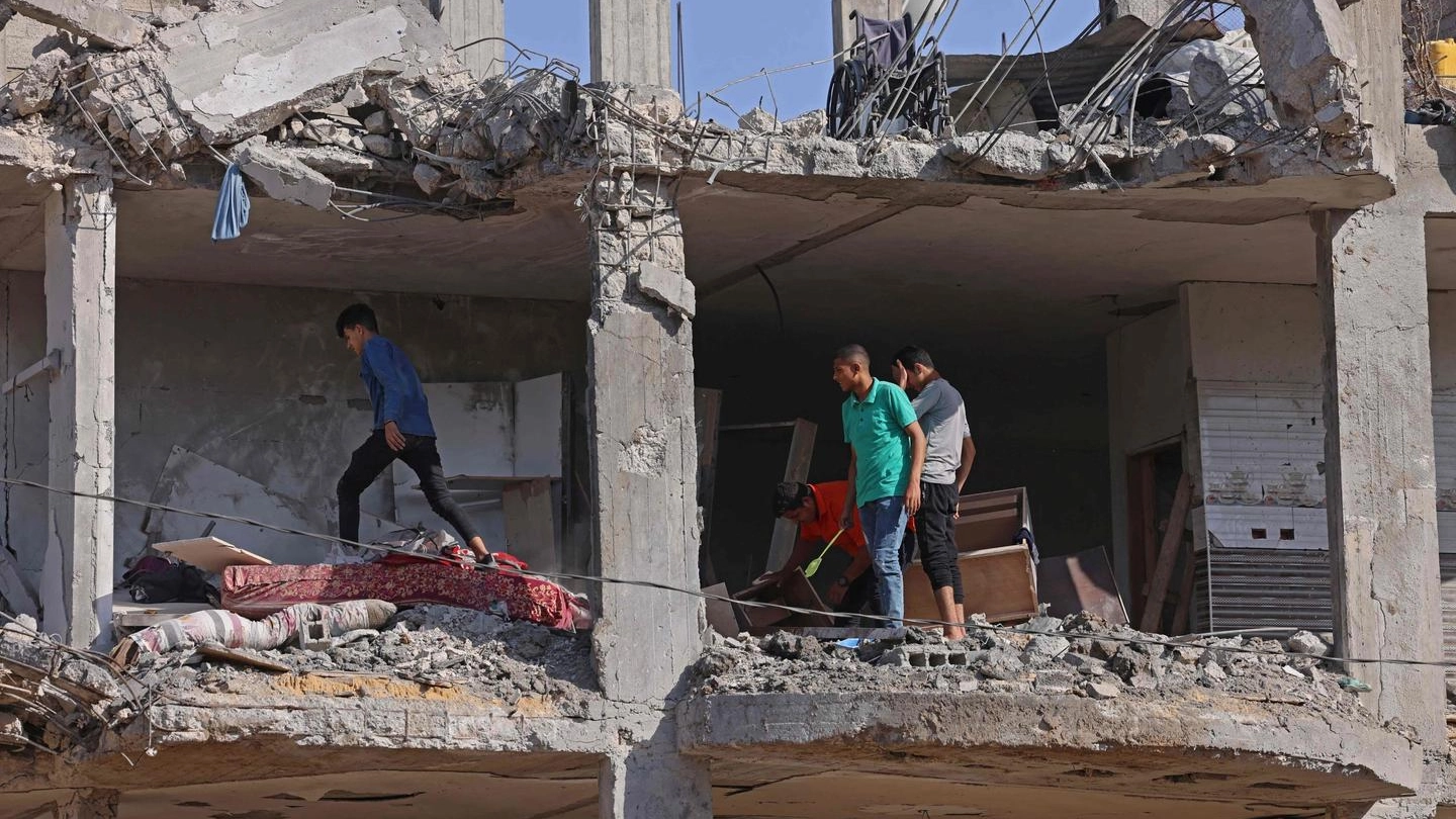 Un edificio distrutto nel nord della striscia di Gaza