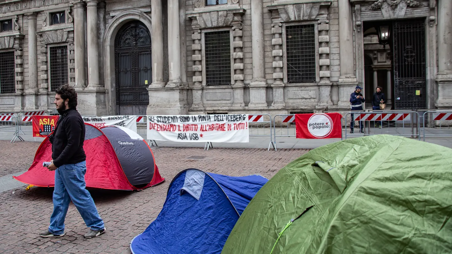 Protesta con le tende davanti a Palazzo Marino