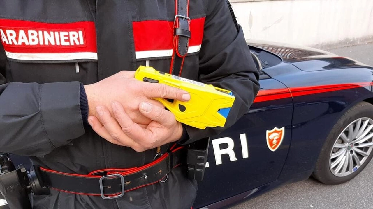 I carabinieri sono stati costretti a fermare l'aggressore col taser I carabinieri sono stati costretti a fermare l'aggressore col taser