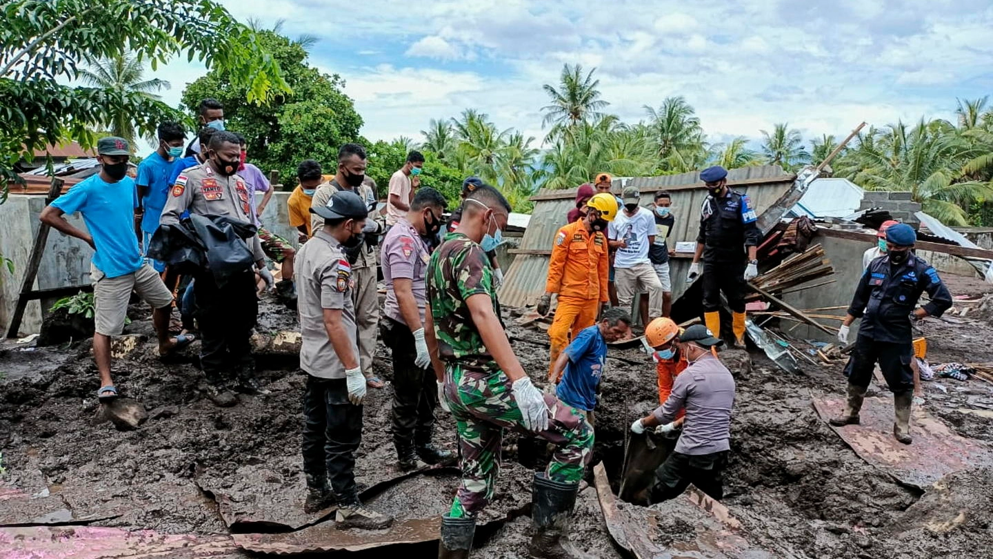 Soccorritori al lavoro dopo le inondazioni in Indonesia (Ansa)