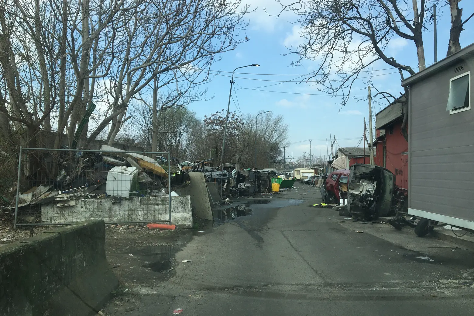 Quello che resta del campo nomadi di via Bonfadini a Milano