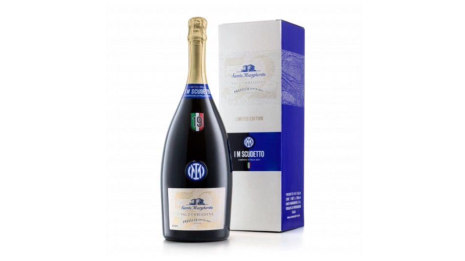 La bottiglia celebrativa del 19esimo scudetto dell'Inter