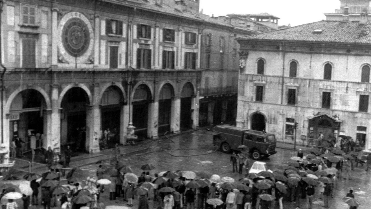 La strage di piazza Loggia a Brescia (Ansa)