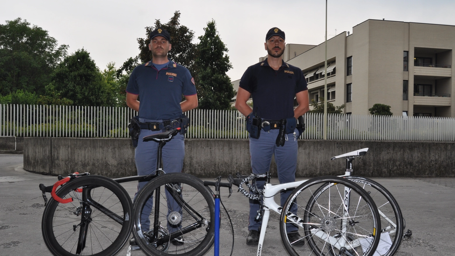 Le due biciclette sportive rubate recuperate dalla polizia di Brescia