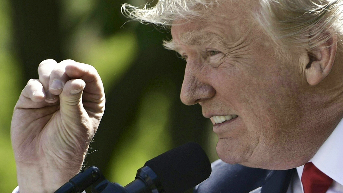 Il presidente Donald Trump annuncia il ritiro Usa dall'accordo sul clima di Parigi (Afp)