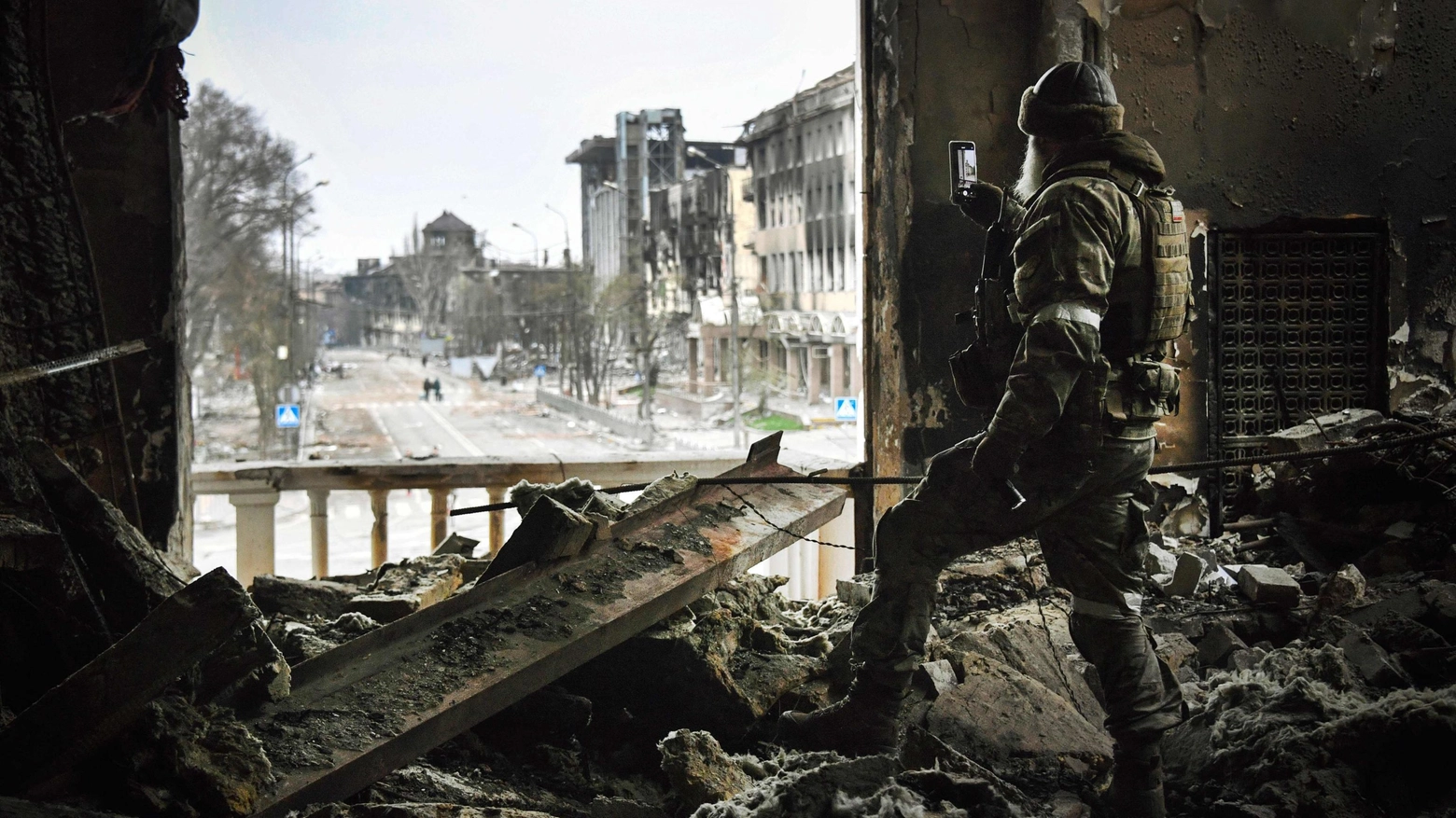 Un soldato russo tra le macerie del teatro di Mariupol