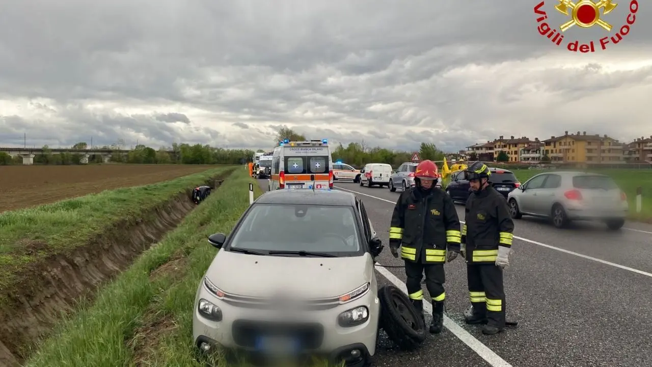 L'incidente a Sordio (Foto vigili del fuoco) L'incidente a Sordio (Foto vigili del fuoco)