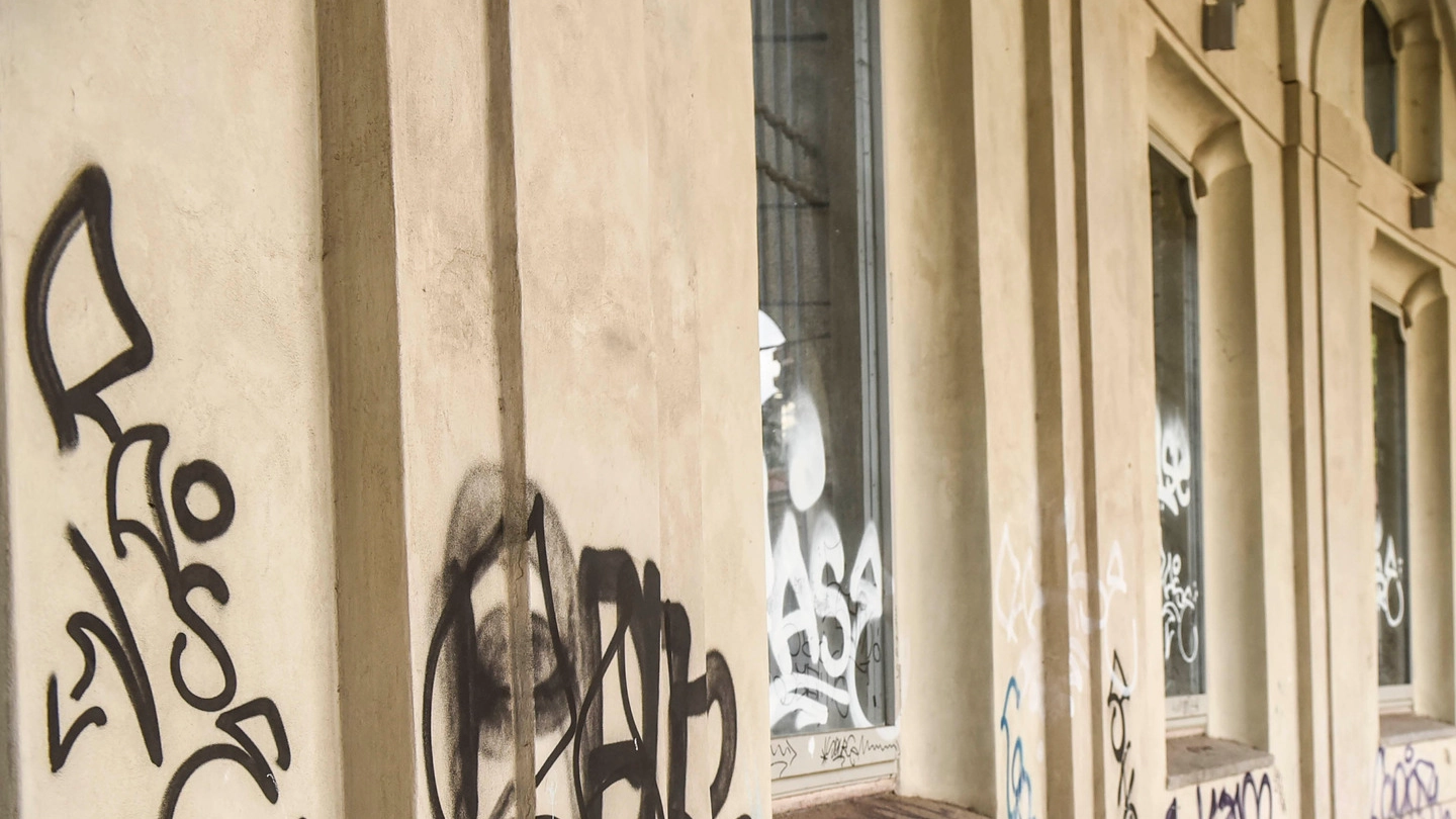 La rotonda della Besana imbrattata dalle tag e dai graffiti (Newpress)