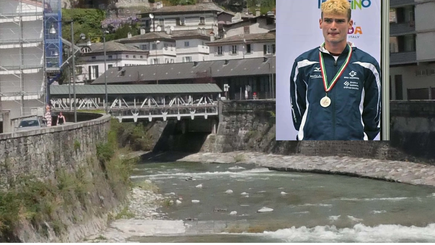 Il ponte dove è caduto Alessandro Rossi, nel riquadro (Anp)