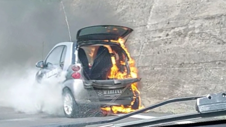 L'auto in fiamme sulla Statale 36