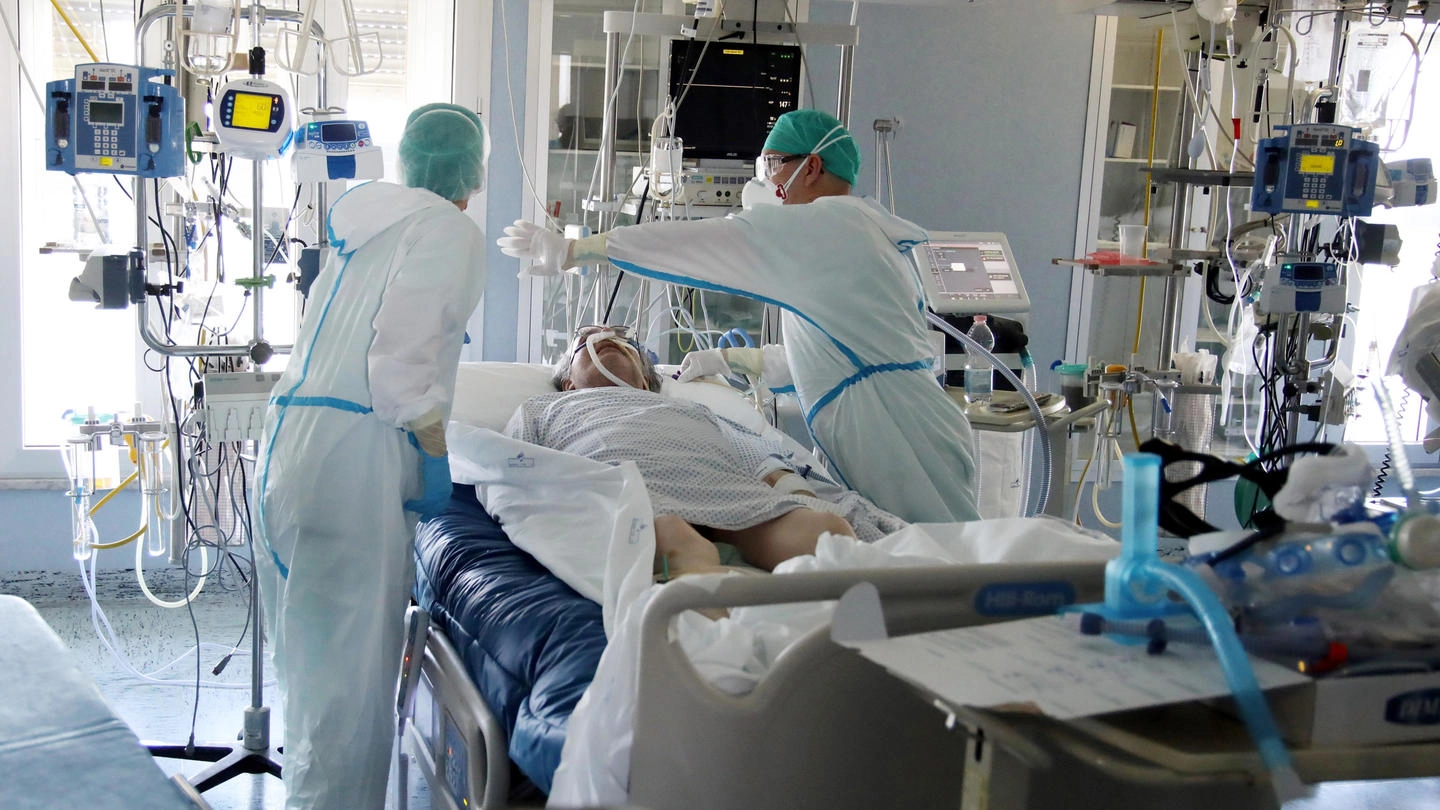 Un paziente ricoverato nel reparto di terapia intensiva (Ansa)