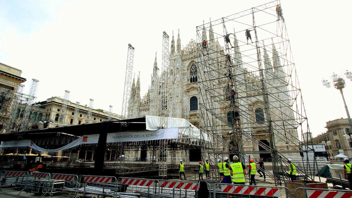 operai al lavoro per il concerto in piazza Duomo