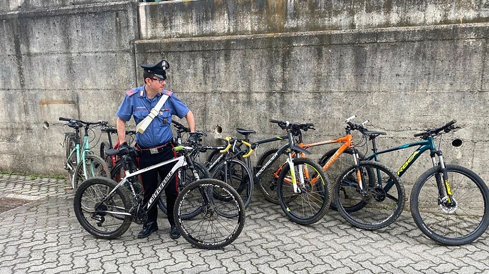 Il blitz della polizia nelle popolari di via Aretusa 1 (foto archivio)