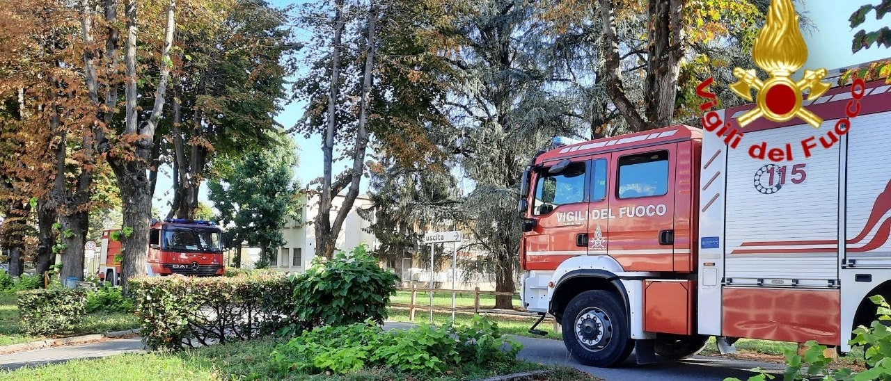 A fuoco due armadietti all'interno di una stanza con pazienti