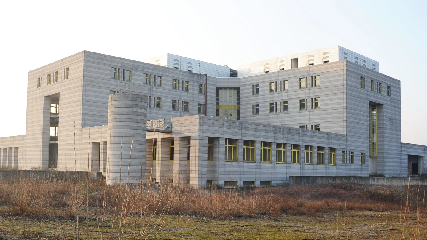 Centro servizi del Ministero delle Finanze, mai terminato e abbandonato. Ora sarà demolito