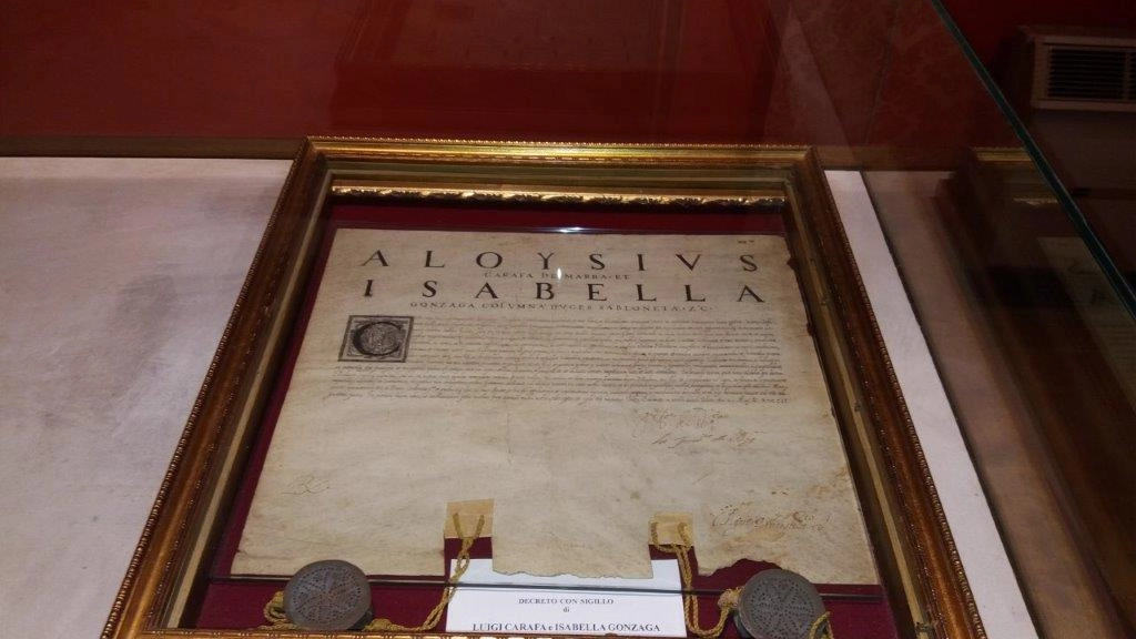 Il decreto manoscritto con il sigillo della duchessa Isabella Gonzaga