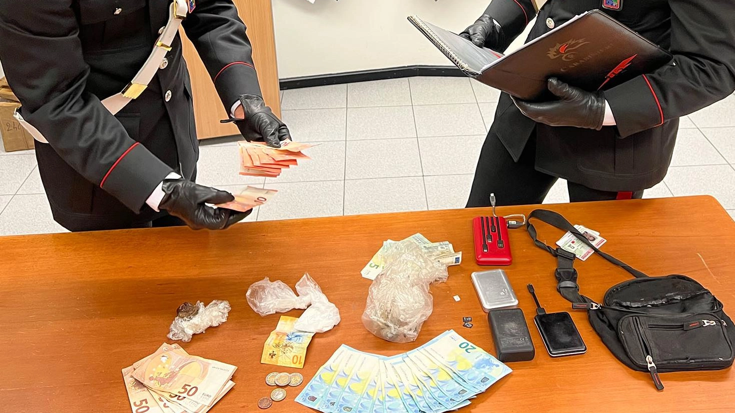 Gli spacciatori in erba. Dosi di hashish e cocaina sequestrate a due ventenni Gli spacciatori in erba. Dosi di hashish e cocaina sequestrate a due ventenni