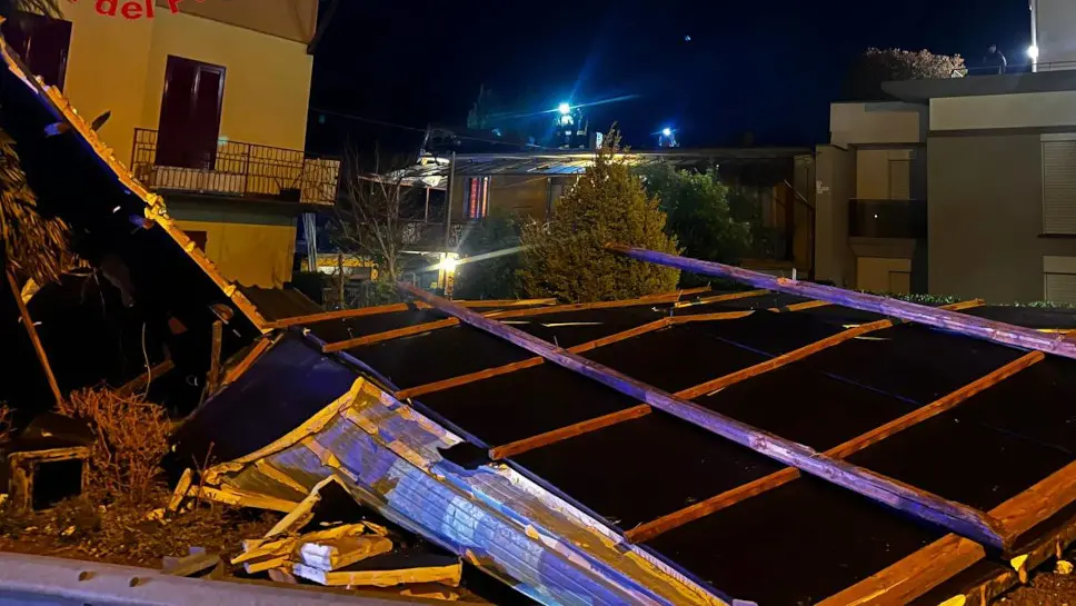 Il tetto strappato dal vento a Galbiate Il tetto strappato dal vento a Galbiate