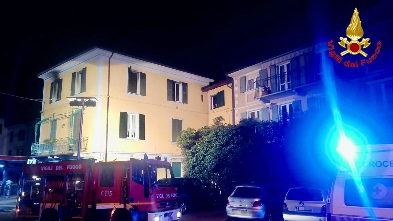 L'intervento dei vigili del fuoco a Laveno Mombello