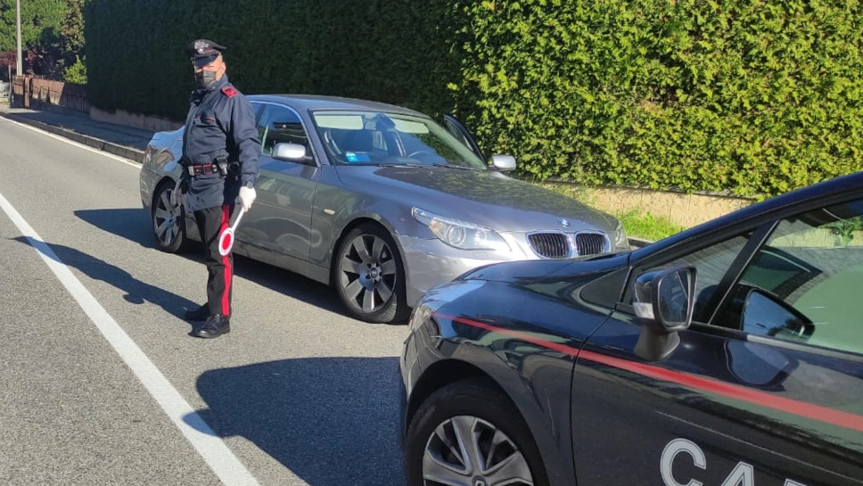 I carabinieri vicino all'auto sequestrata dopo l'inseguimento